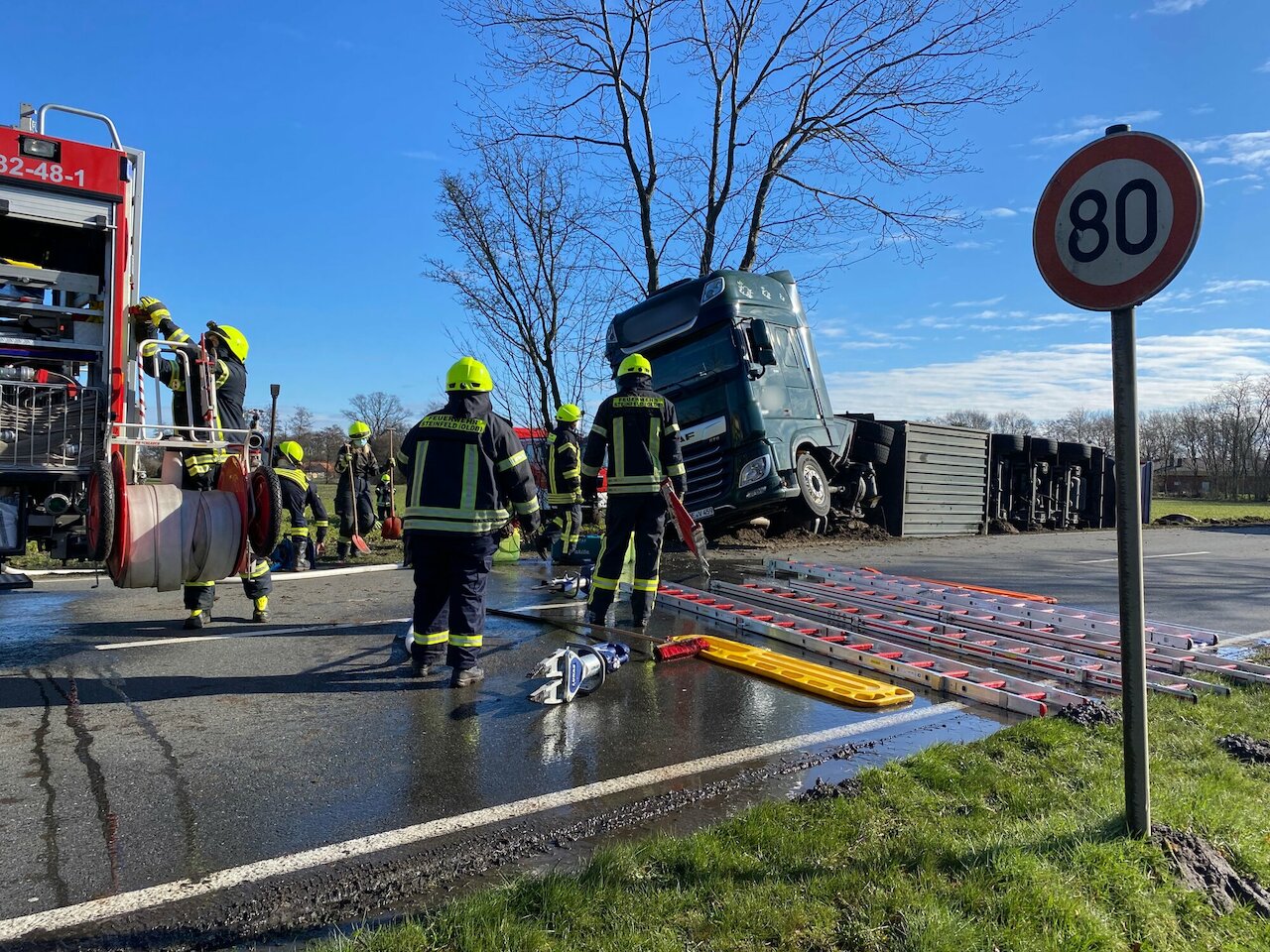 Einsatzmeldung: LKW mit 160 Schweinen umgestürzt Image 1
