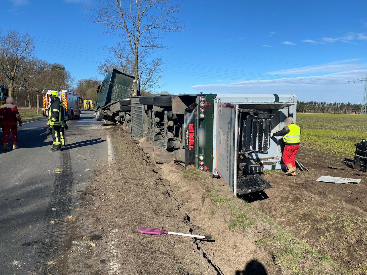 Einsatzmeldung: LKW mit 160 Schweinen umgestürzt Image 3