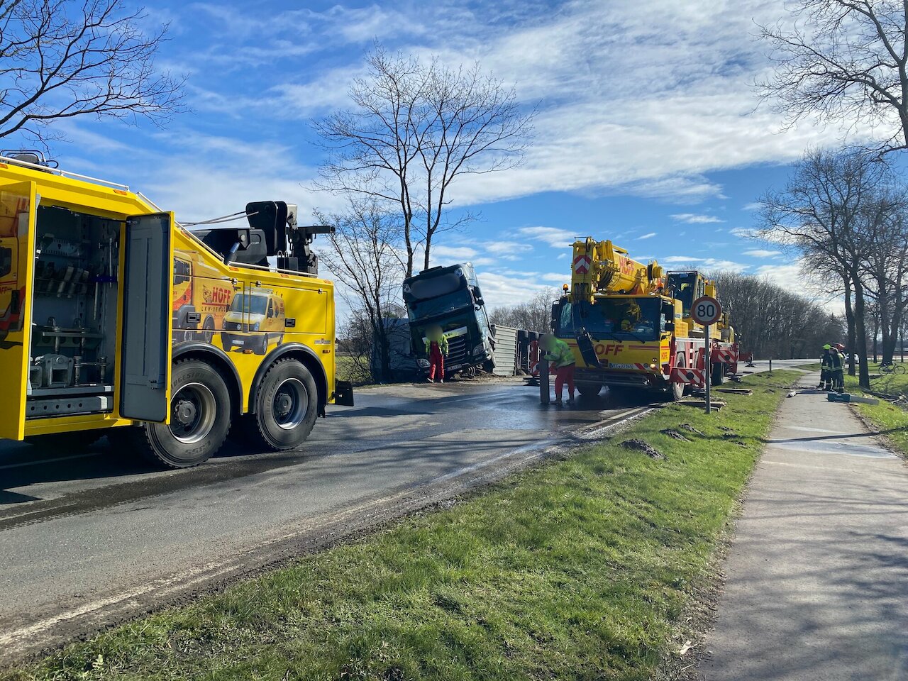 Einsatzmeldung: LKW mit 160 Schweinen umgestürzt Image 5