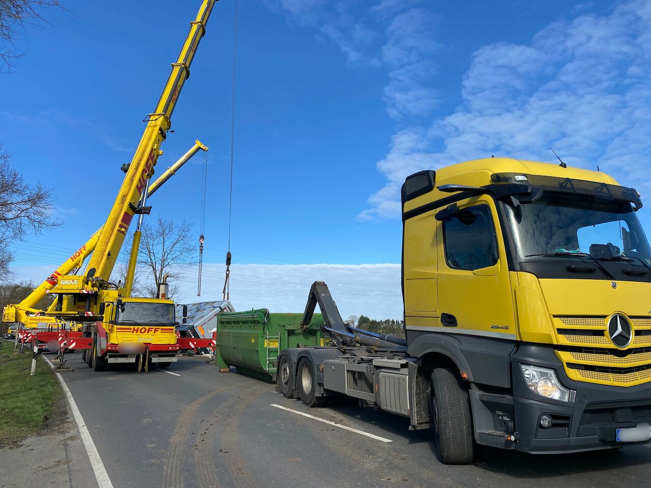 Einsatzmeldung: LKW mit 160 Schweinen umgestürzt Image 6