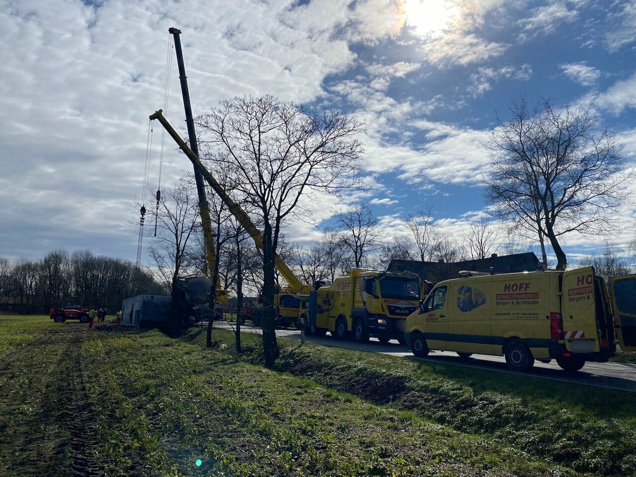 Einsatzmeldung: LKW mit 160 Schweinen umgestürzt Image 7