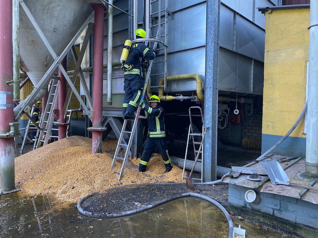 Einsatzmeldung: Feuer in Futtermitteltrocknungsanlage Image 6