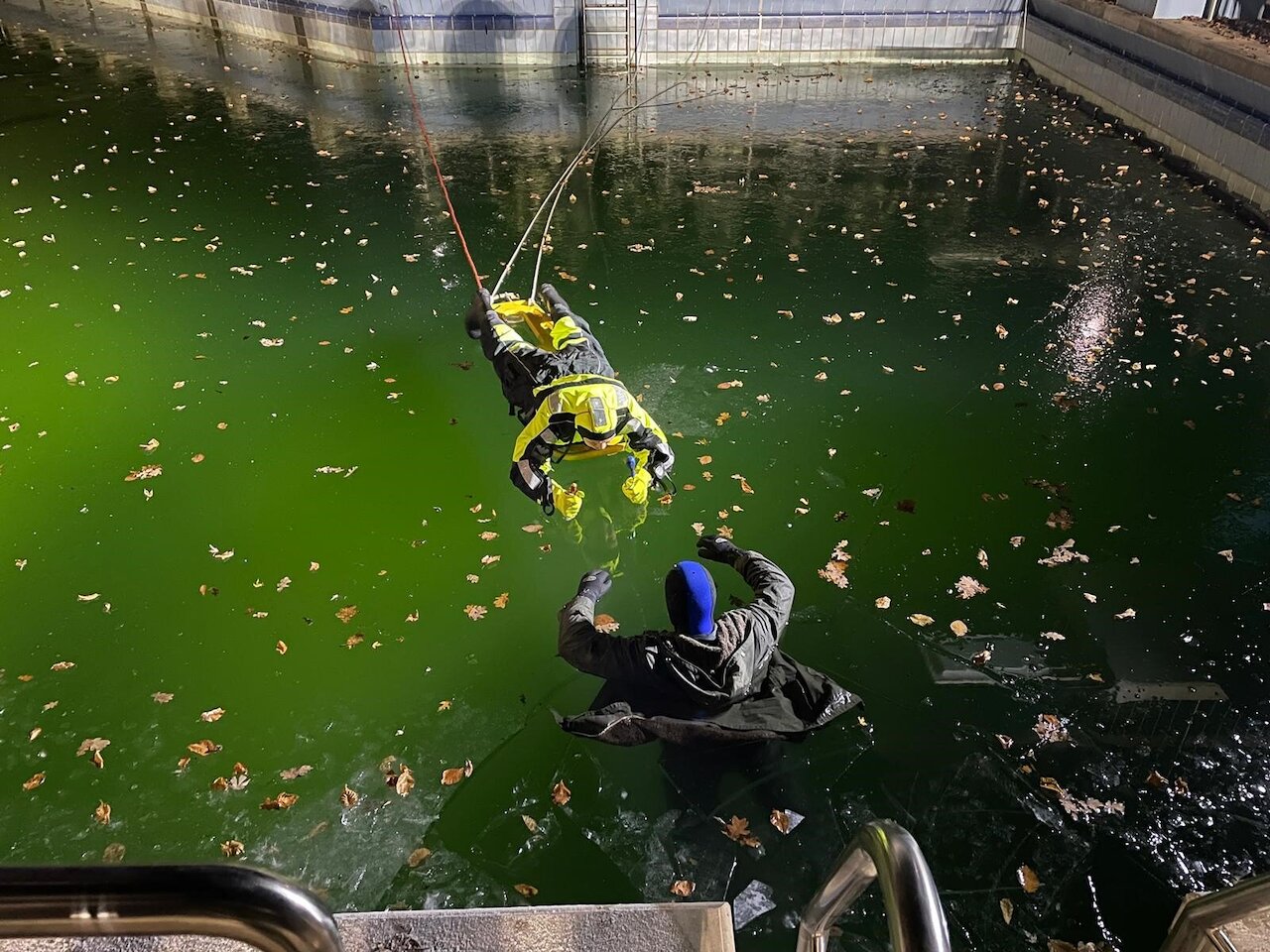 Dienst - DLRG und Feuerwehr übt Eisrettung Image 1