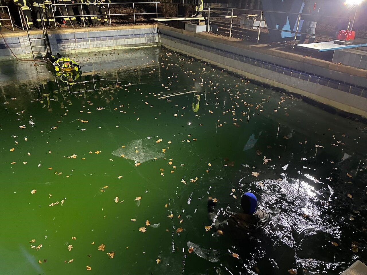 Dienst - DLRG und Feuerwehr übt Eisrettung Image 2
