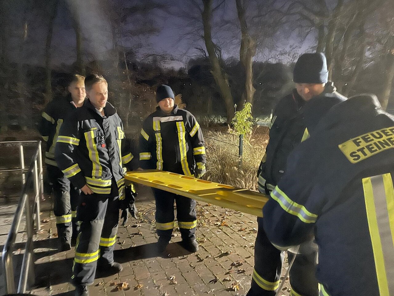 Dienst - DLRG und Feuerwehr übt Eisrettung Image 3