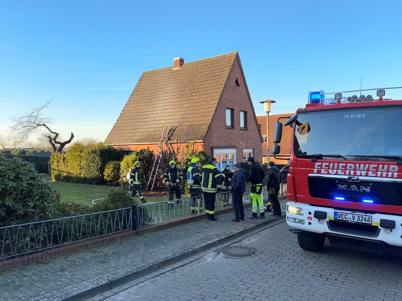 Einsatzmeldung: Heckenbrand am Wohngebäude Image 1