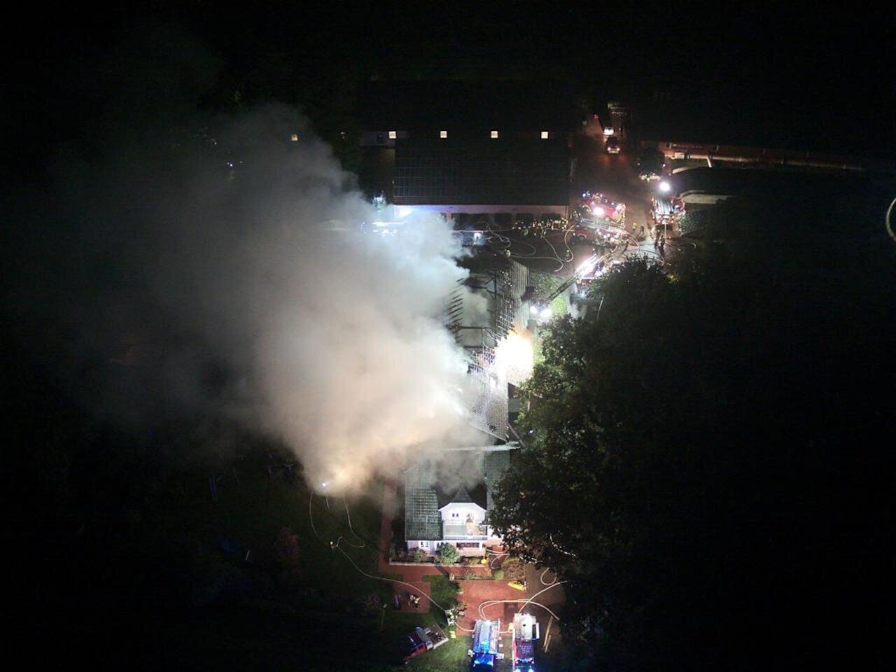 Bullen- / Schweinestall in Vollbrand Image 13