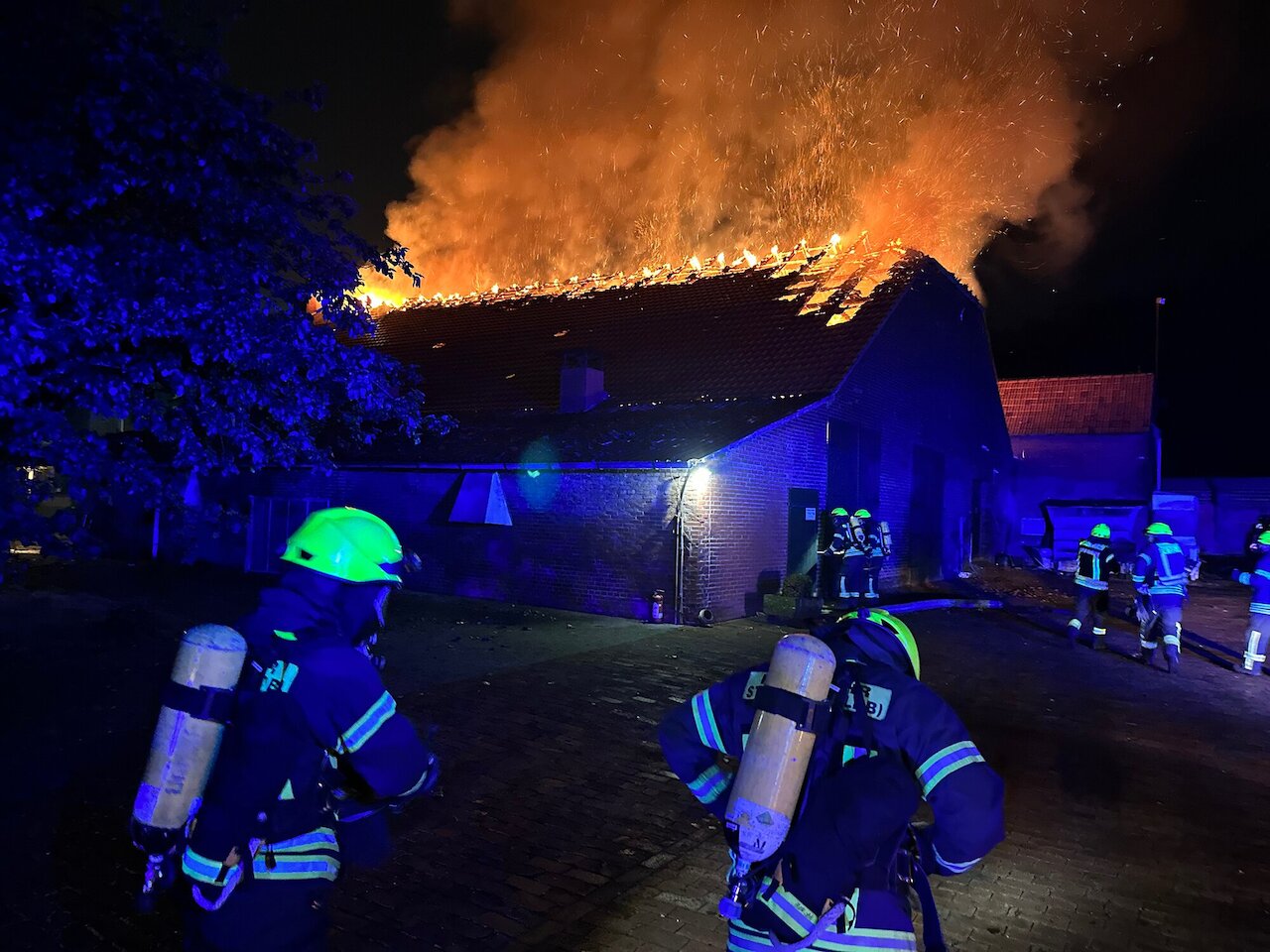 Bullen- / Schweinestall in Vollbrand Image 1