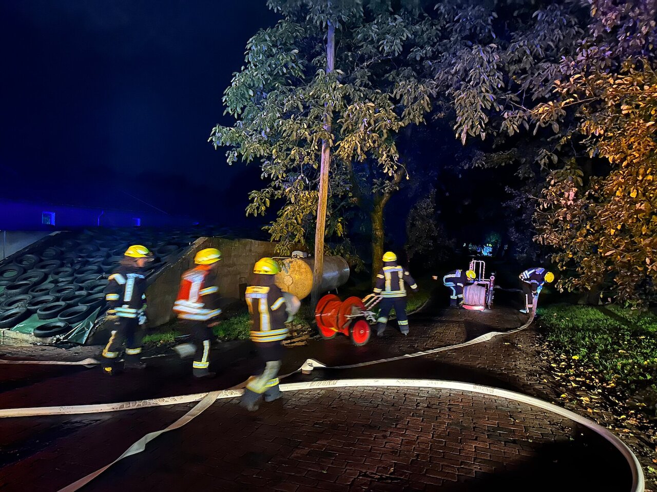 Bullen- / Schweinestall in Vollbrand Image 2