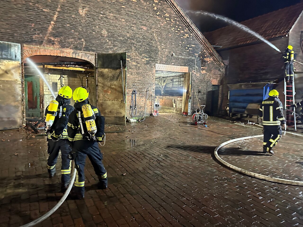 Bullen- / Schweinestall in Vollbrand Image 6