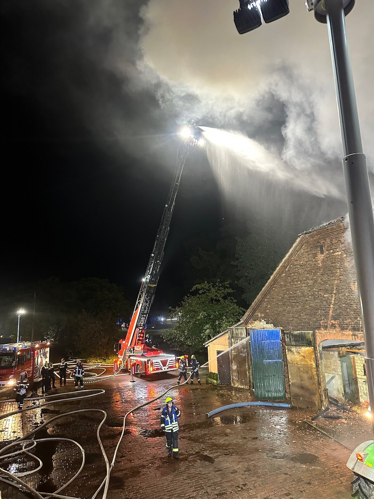 Bullen- / Schweinestall in Vollbrand Image 8