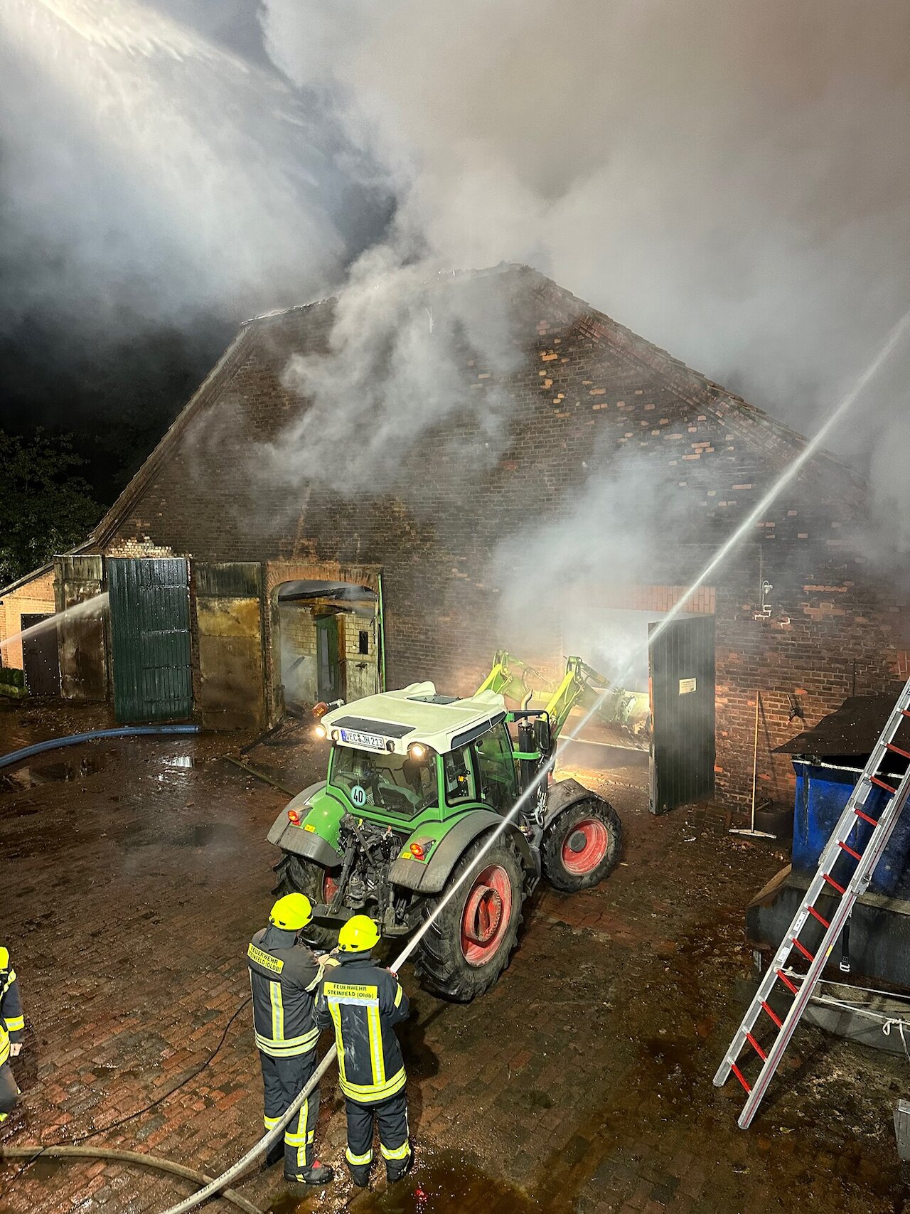 Bullen- / Schweinestall in Vollbrand Image 9