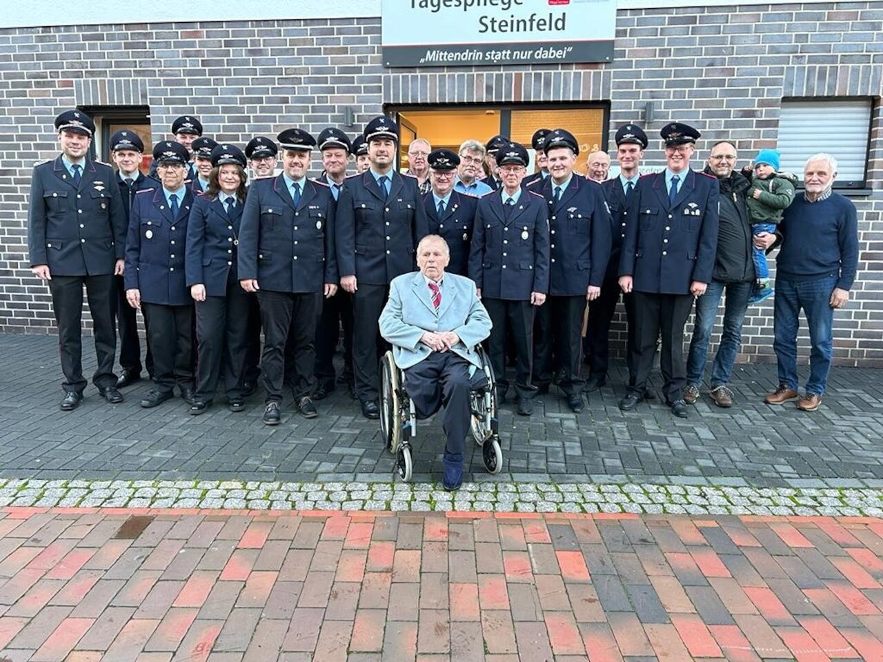 Fackelzug der Feuerwehr Steinfeld ehrt Kameraden zu seinem 80. Geburtstag. Image 1