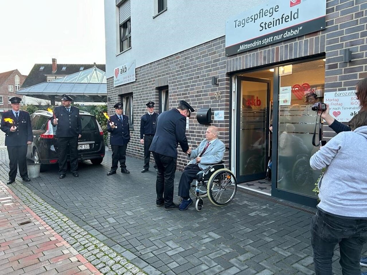 Fackelzug der Feuerwehr Steinfeld ehrt Kameraden zu seinem 80. Geburtstag. Image 2