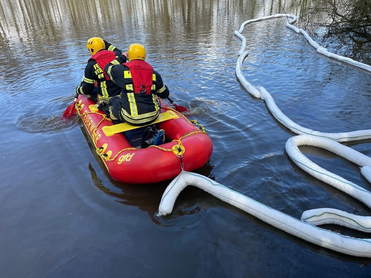 Auslaufender Kraftstoff gefährdet Gewässer Image 1