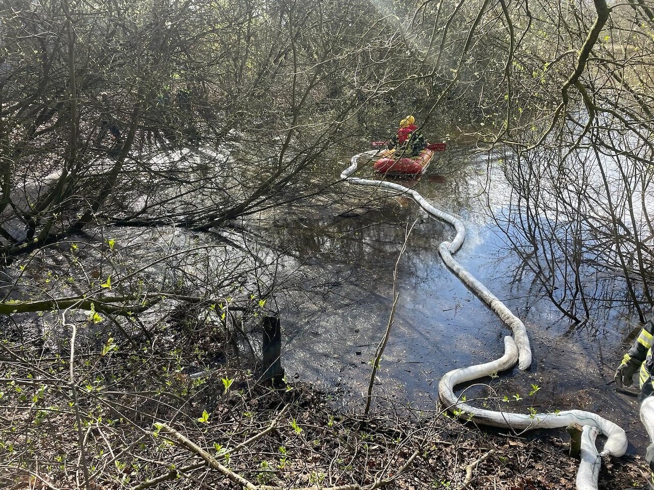 Auslaufender Kraftstoff gefährdet Gewässer Image 2