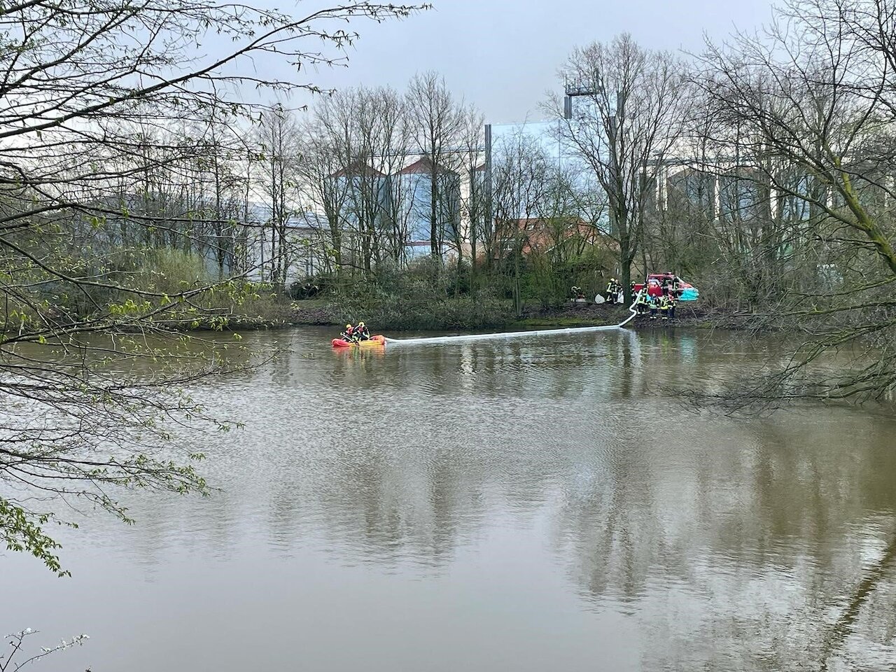 Auslaufender Kraftstoff gefährdet Gewässer Image 3