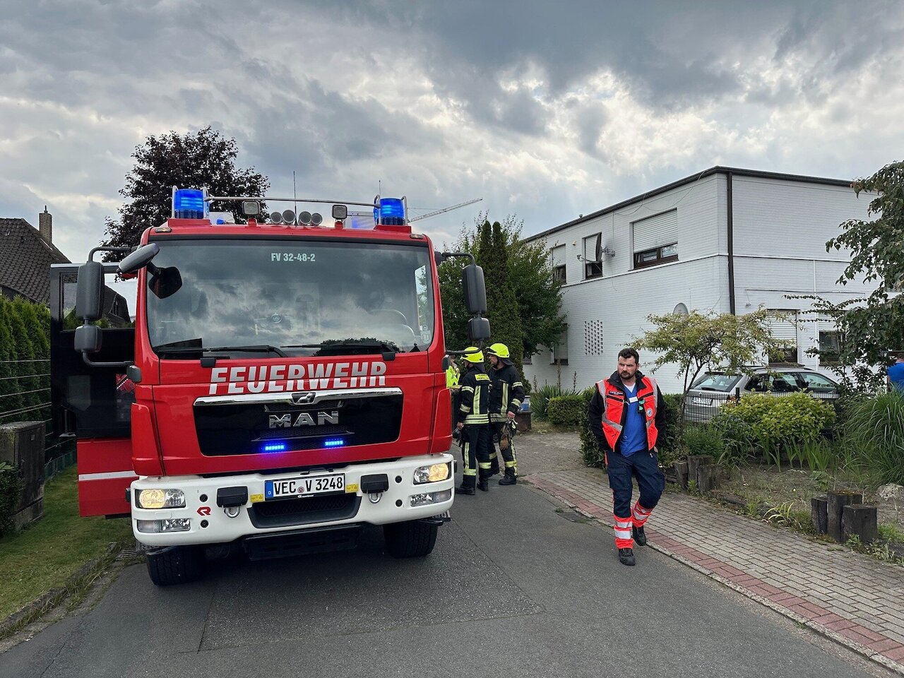 Brennender Mülleimer löst Rauchentwicklung in einem Mehrfamilienhaus aus Image 1