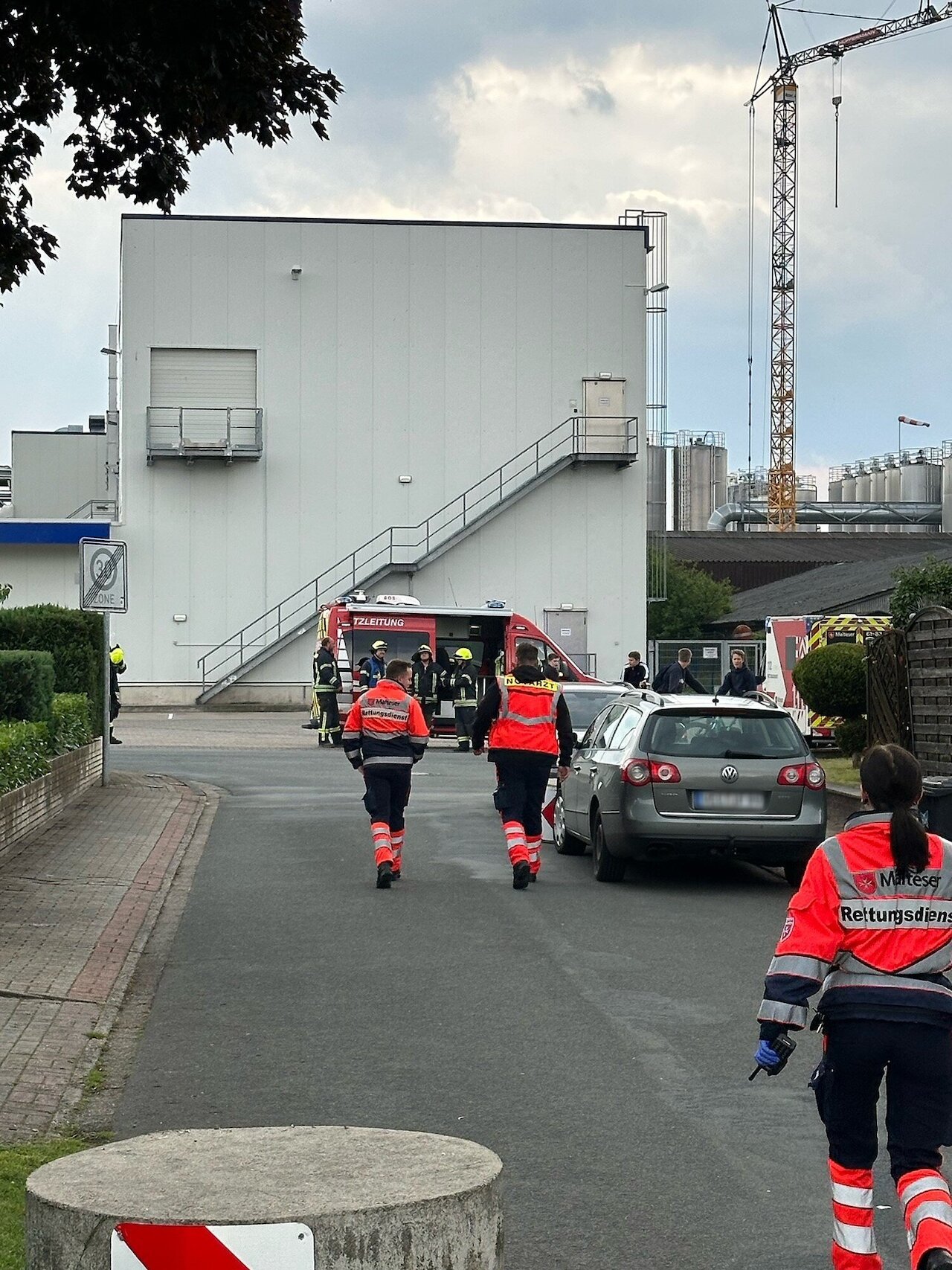 Brennender Mülleimer löst Rauchentwicklung in einem Mehrfamilienhaus aus Image 2