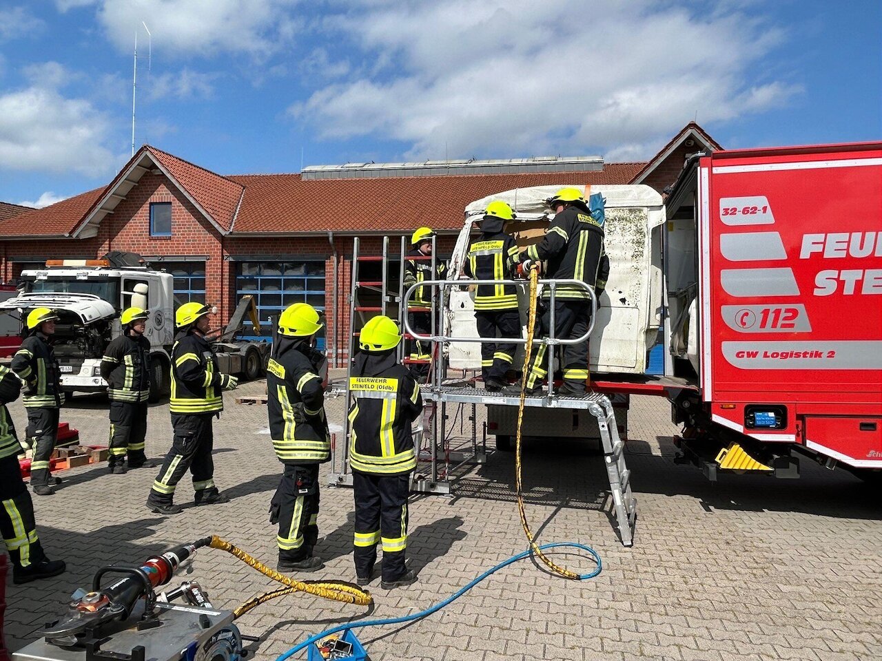 Feuerwehr Steinfeld übt den Ernstfall bei LKW-Unfällen Image 1