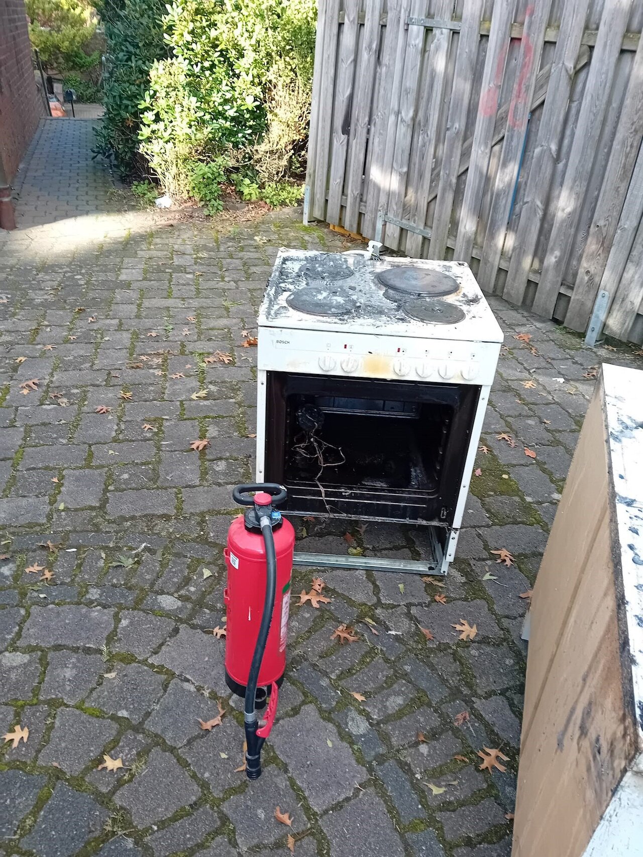 Küchenbrand in Mehrfamilienhaus forderte zwei Verletzte Bewohner Image 1