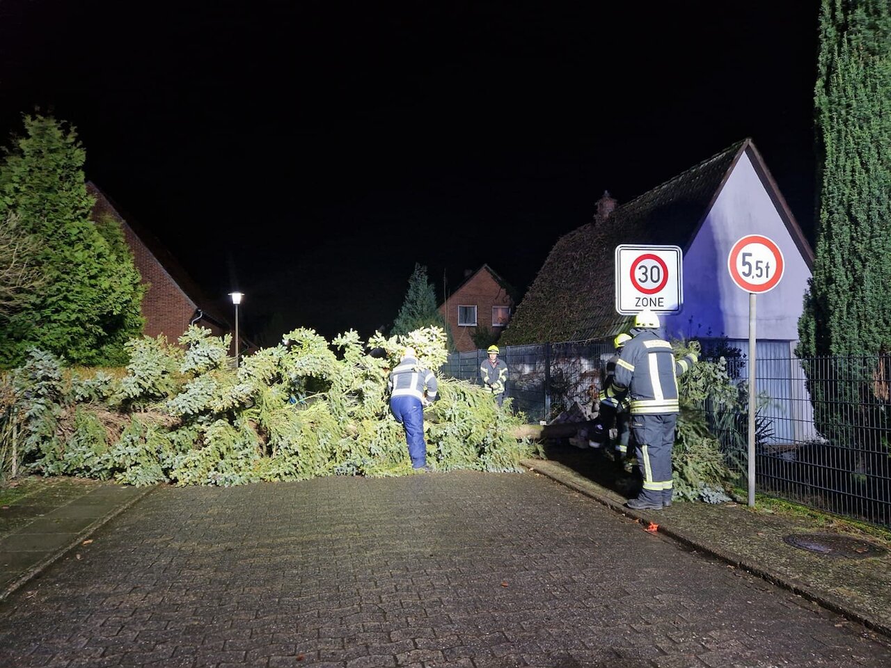 Sturmtief „Bernd“ sorgt für mehrere Einsätze der Feuerwehr Steinfeld Image 3