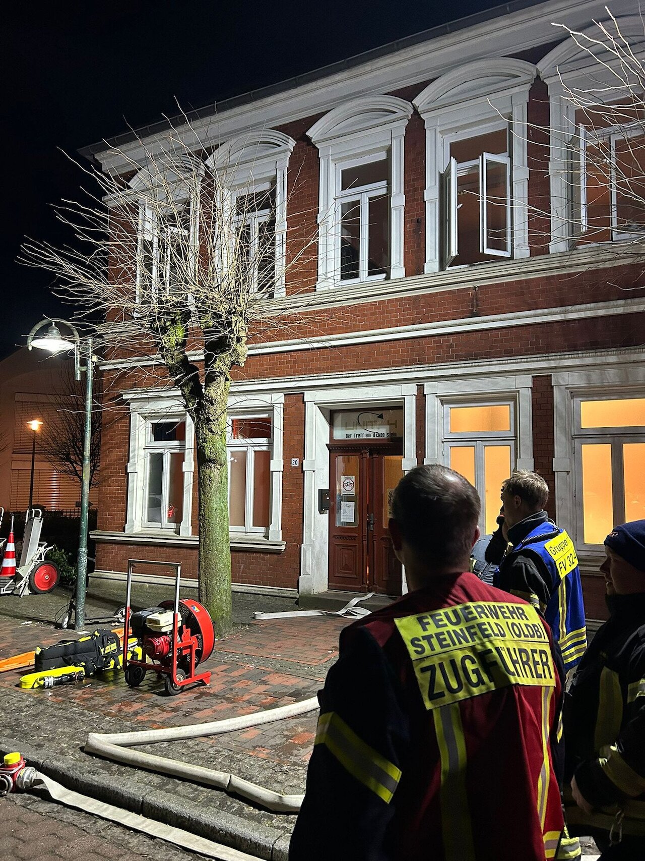 Realitätsnaher Einsatz: Feuerwehr Steinfeld meistert herausfordernde Übung am Jugendtreff Image 2