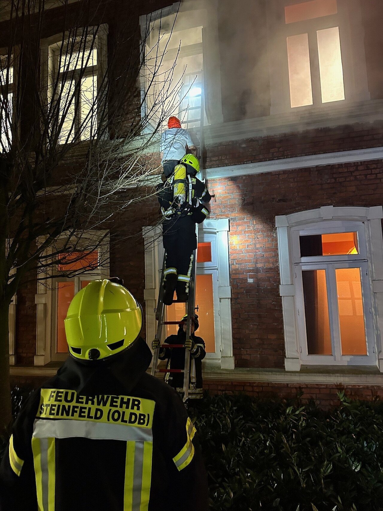 Realitätsnaher Einsatz: Feuerwehr Steinfeld meistert herausfordernde Übung am Jugendtreff Image 4