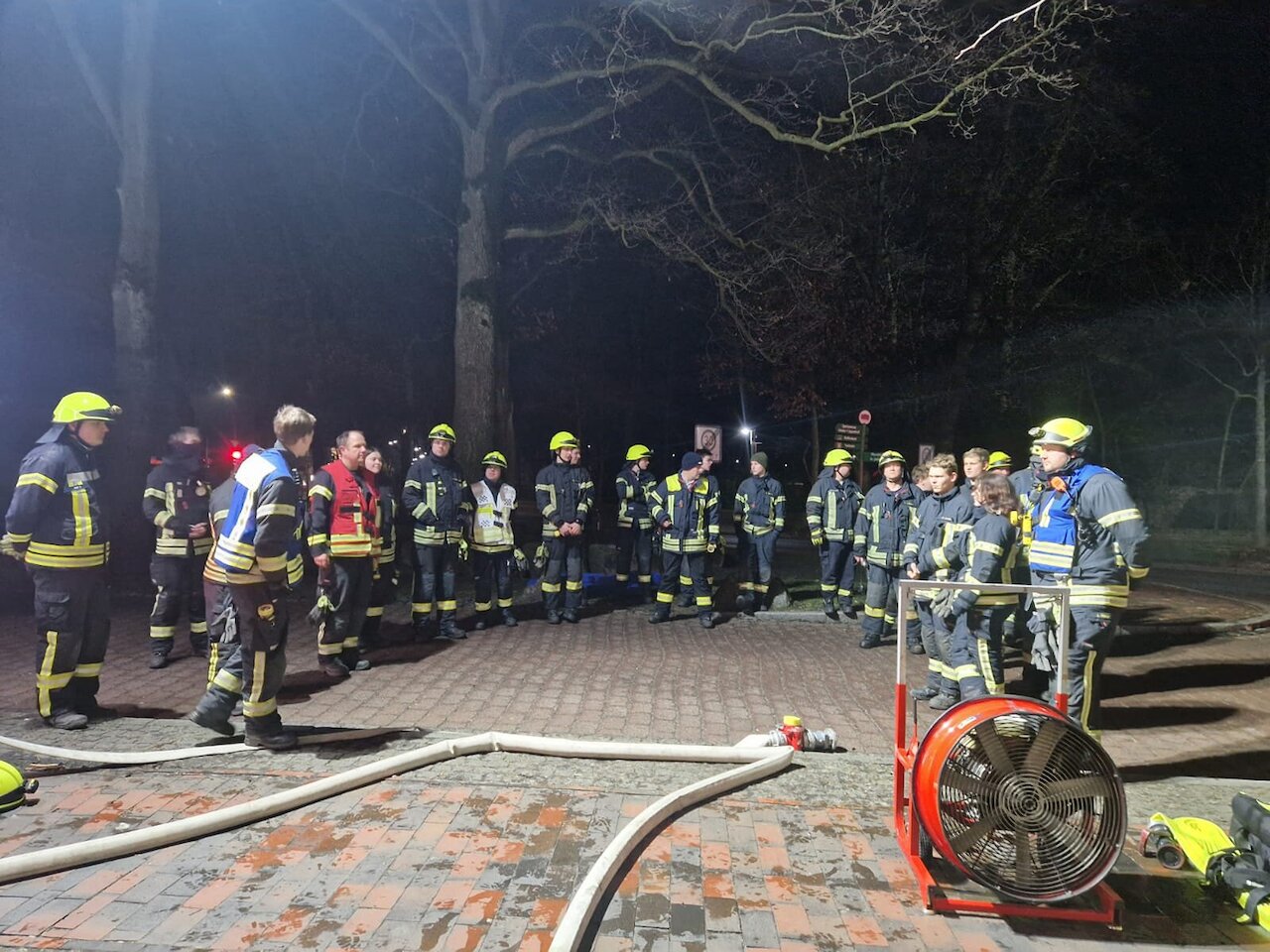 Realitätsnaher Einsatz: Feuerwehr Steinfeld meistert herausfordernde Übung am Jugendtreff Image 7
