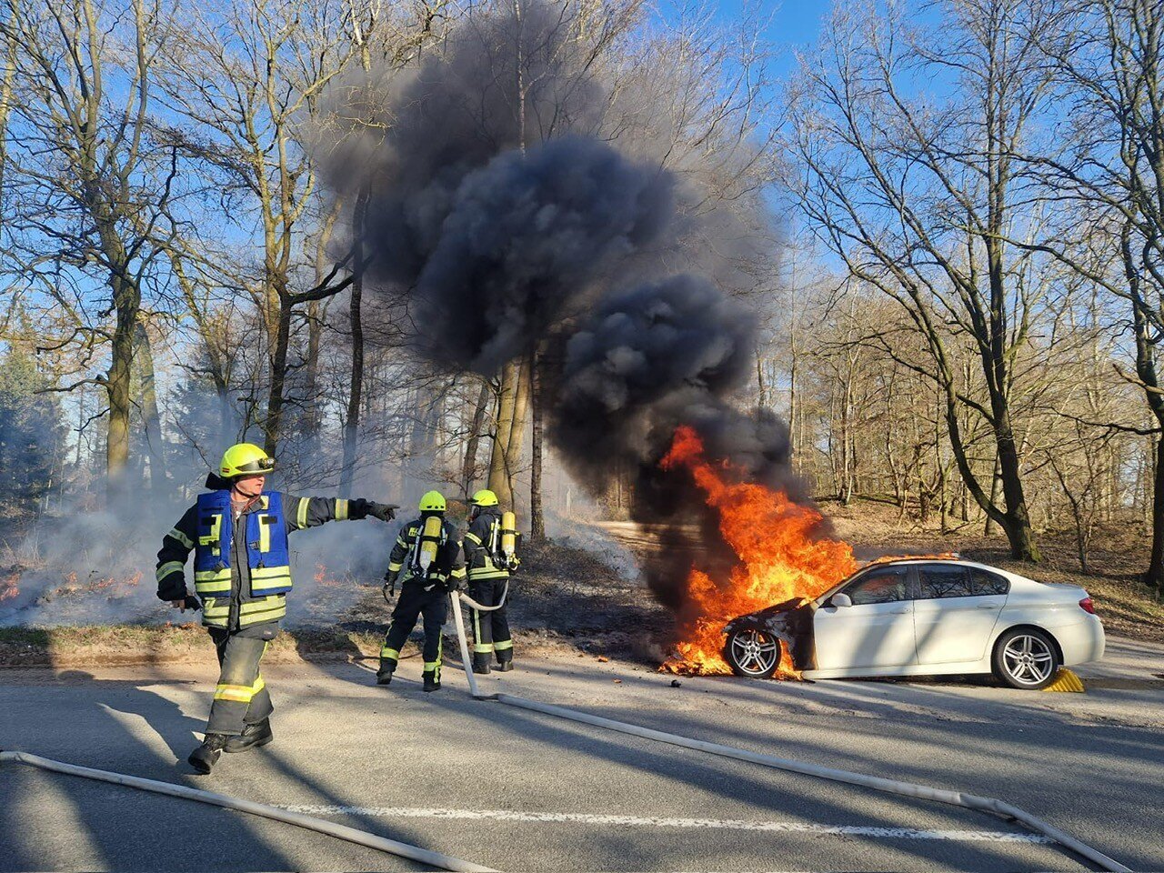 Feuer auf der Dammer Straße: Brennender Pkw drohte Waldbrand auszulösen Image 1
