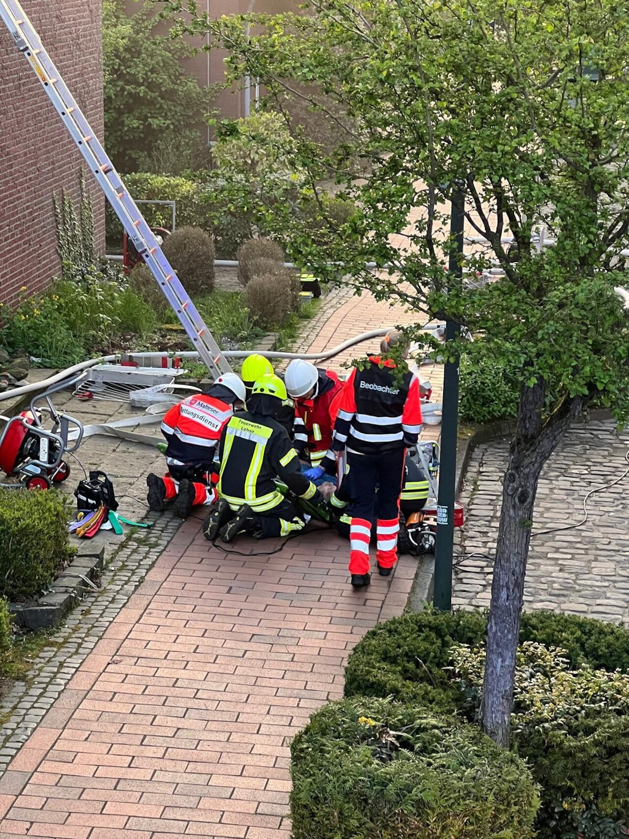 Zugübung mit Realitätsnähe: Explosion in Wohnhaus fordert volles Zusammenspiel aller Einheiten Image 10