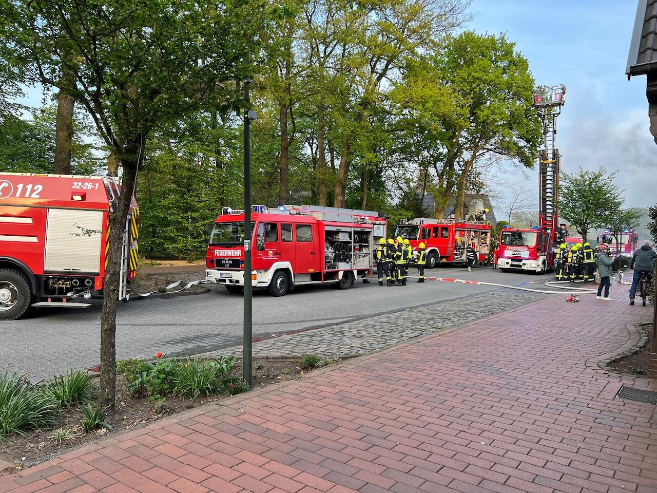 Zugübung mit Realitätsnähe: Explosion in Wohnhaus fordert volles Zusammenspiel aller Einheiten Image 15