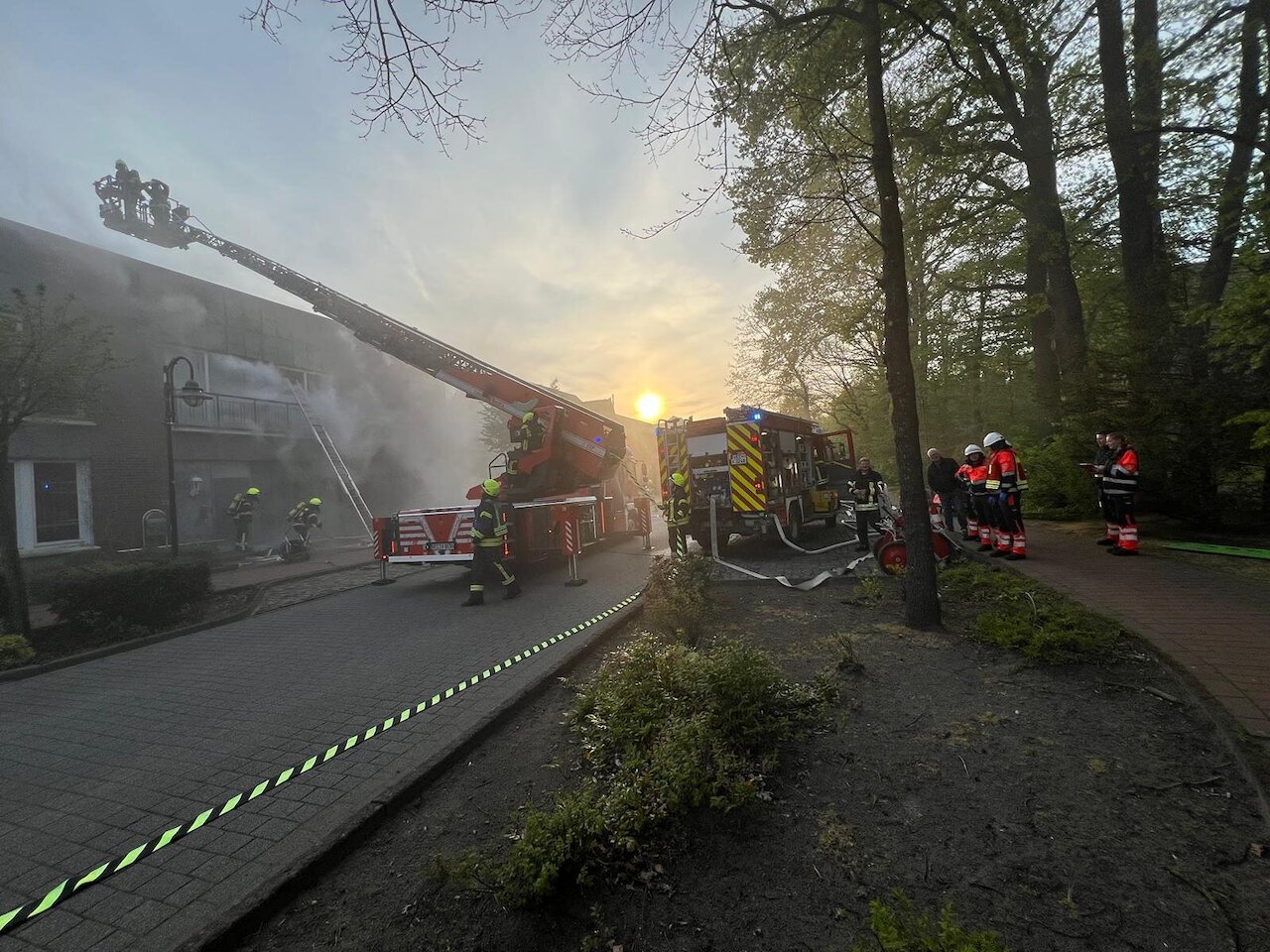 Zugübung mit Realitätsnähe: Explosion in Wohnhaus fordert volles Zusammenspiel aller Einheiten Image 1