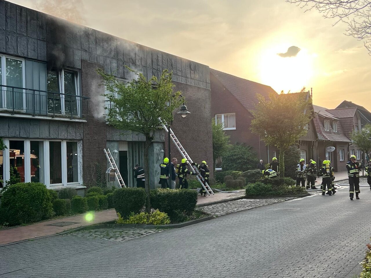 Zugübung mit Realitätsnähe: Explosion in Wohnhaus fordert volles Zusammenspiel aller Einheiten Image 2