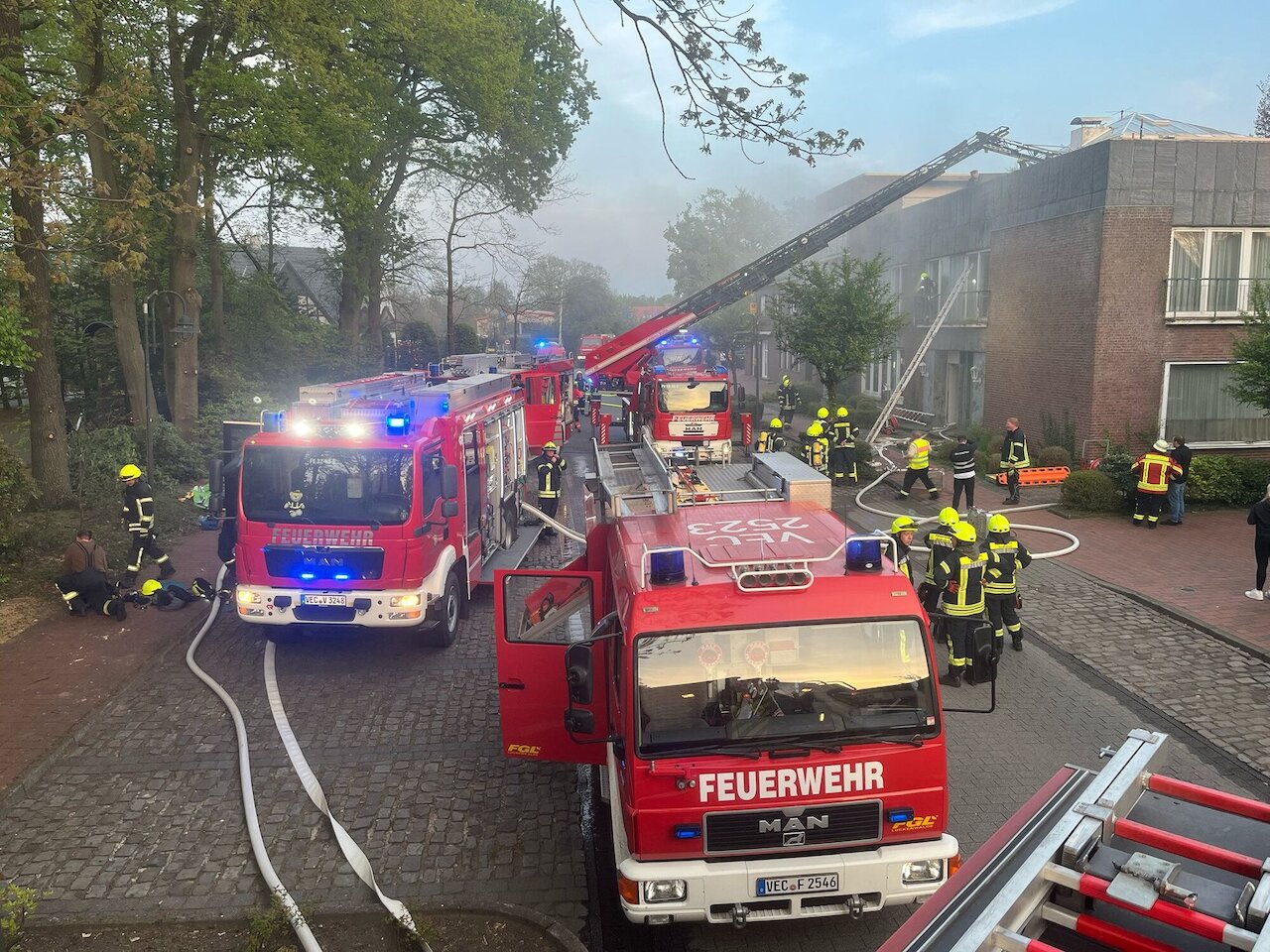 Zugübung mit Realitätsnähe: Explosion in Wohnhaus fordert volles Zusammenspiel aller Einheiten Image 3