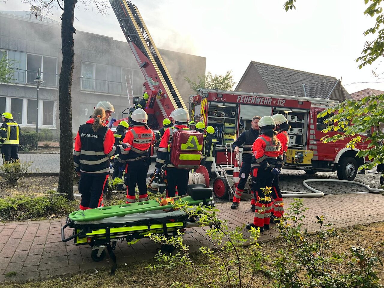 Zugübung mit Realitätsnähe: Explosion in Wohnhaus fordert volles Zusammenspiel aller Einheiten Image 4