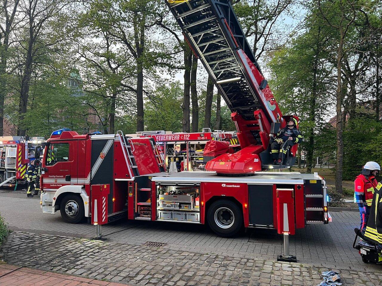 Zugübung mit Realitätsnähe: Explosion in Wohnhaus fordert volles Zusammenspiel aller Einheiten Image 6