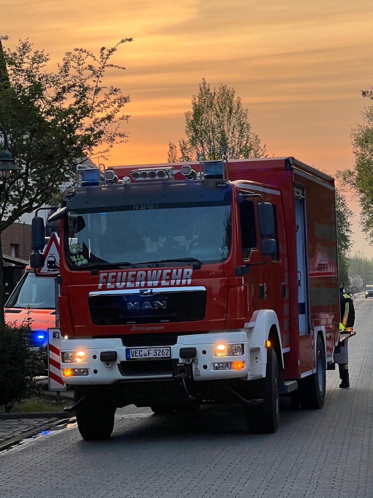 Zugübung mit Realitätsnähe: Explosion in Wohnhaus fordert volles Zusammenspiel aller Einheiten Image 7