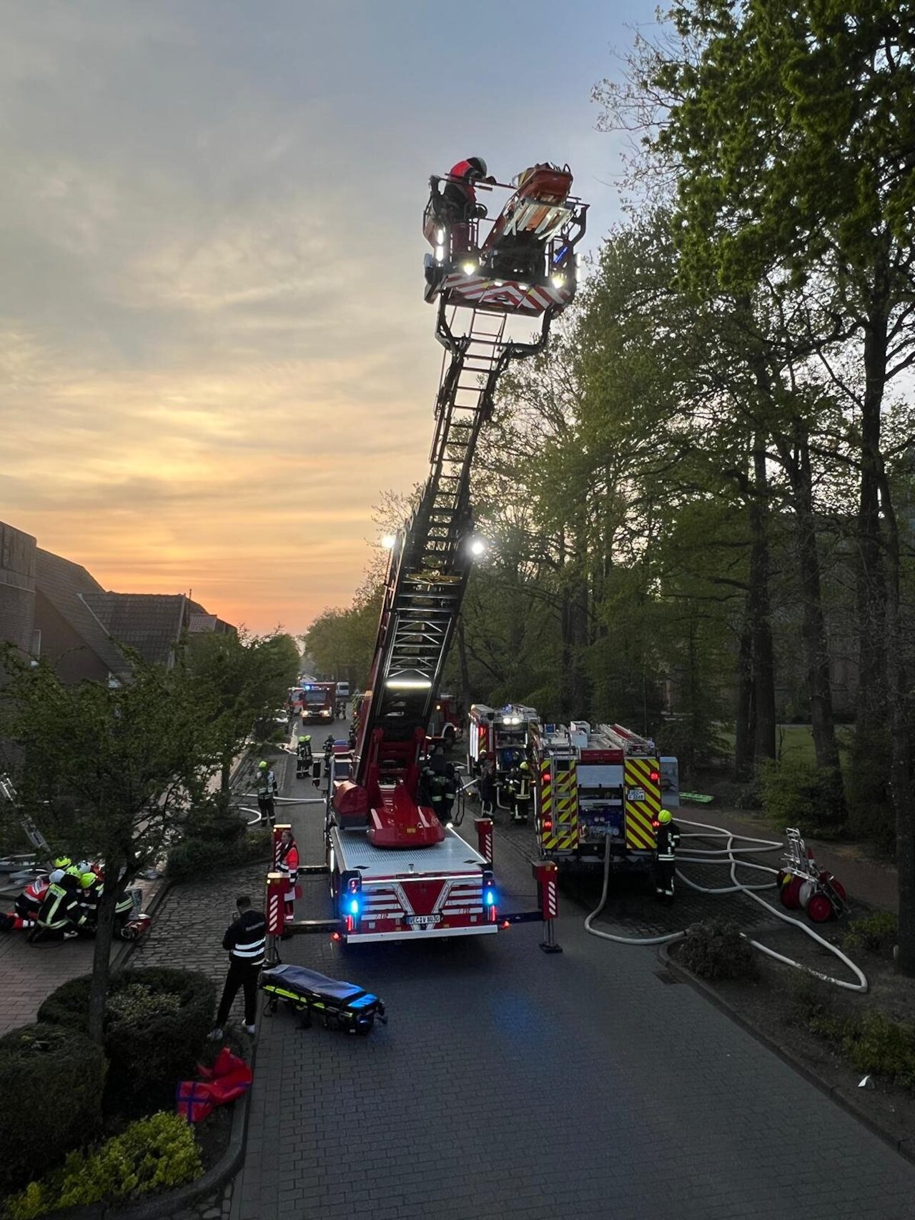 Zugübung mit Realitätsnähe: Explosion in Wohnhaus fordert volles Zusammenspiel aller Einheiten Image 8