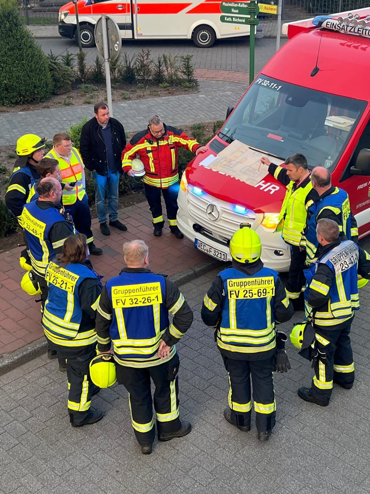 Zugübung mit Realitätsnähe: Explosion in Wohnhaus fordert volles Zusammenspiel aller Einheiten Image 9