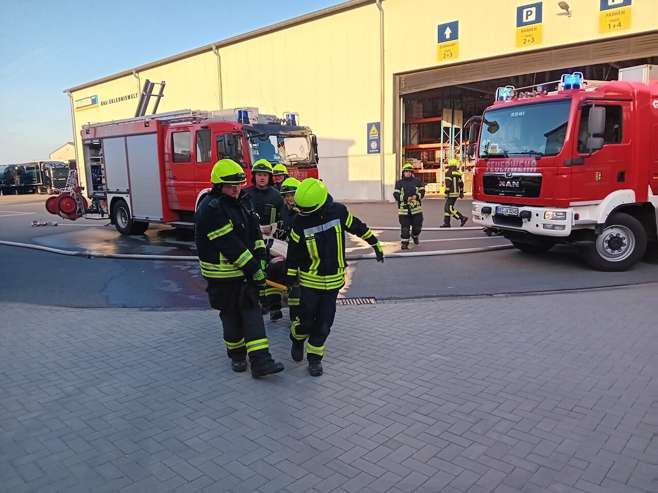 Einsatzübung unter Realbedingungen: Erfolgreiche F3-Zugübung mit Brockdorf und Lohne bei der Firma Bergmann