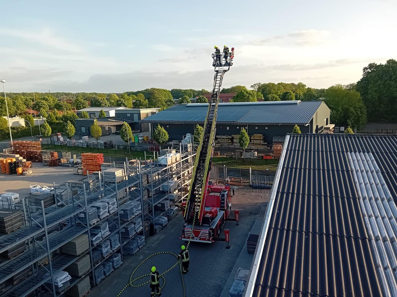 Einsatzübung unter Realbedingungen: Erfolgreiche F3-Zugübung mit Brockdorf und Lohne bei der Firma Bergmann Image 2