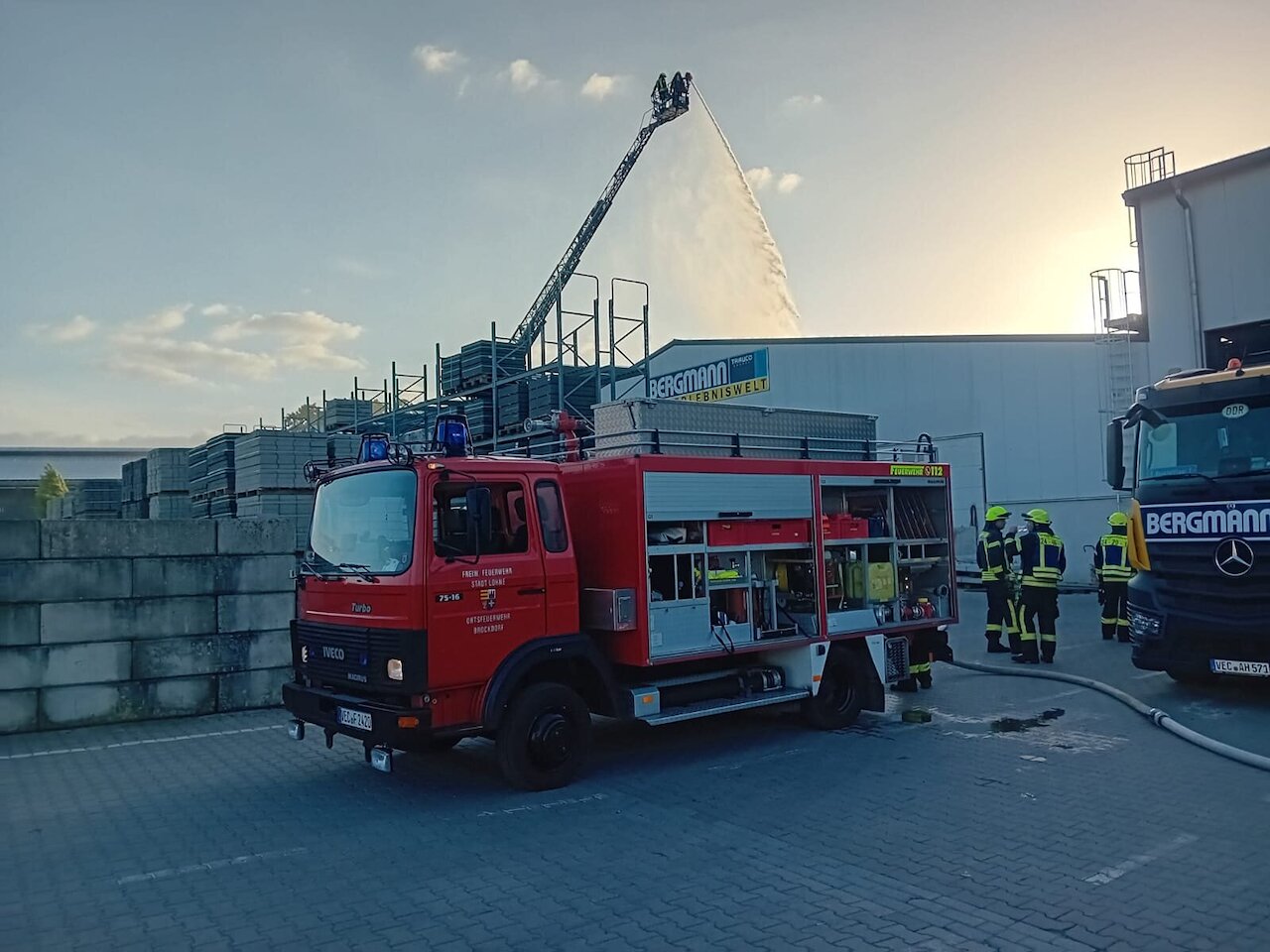 Einsatzübung unter Realbedingungen: Erfolgreiche F3-Zugübung mit Brockdorf und Lohne bei der Firma Bergmann Image 3
