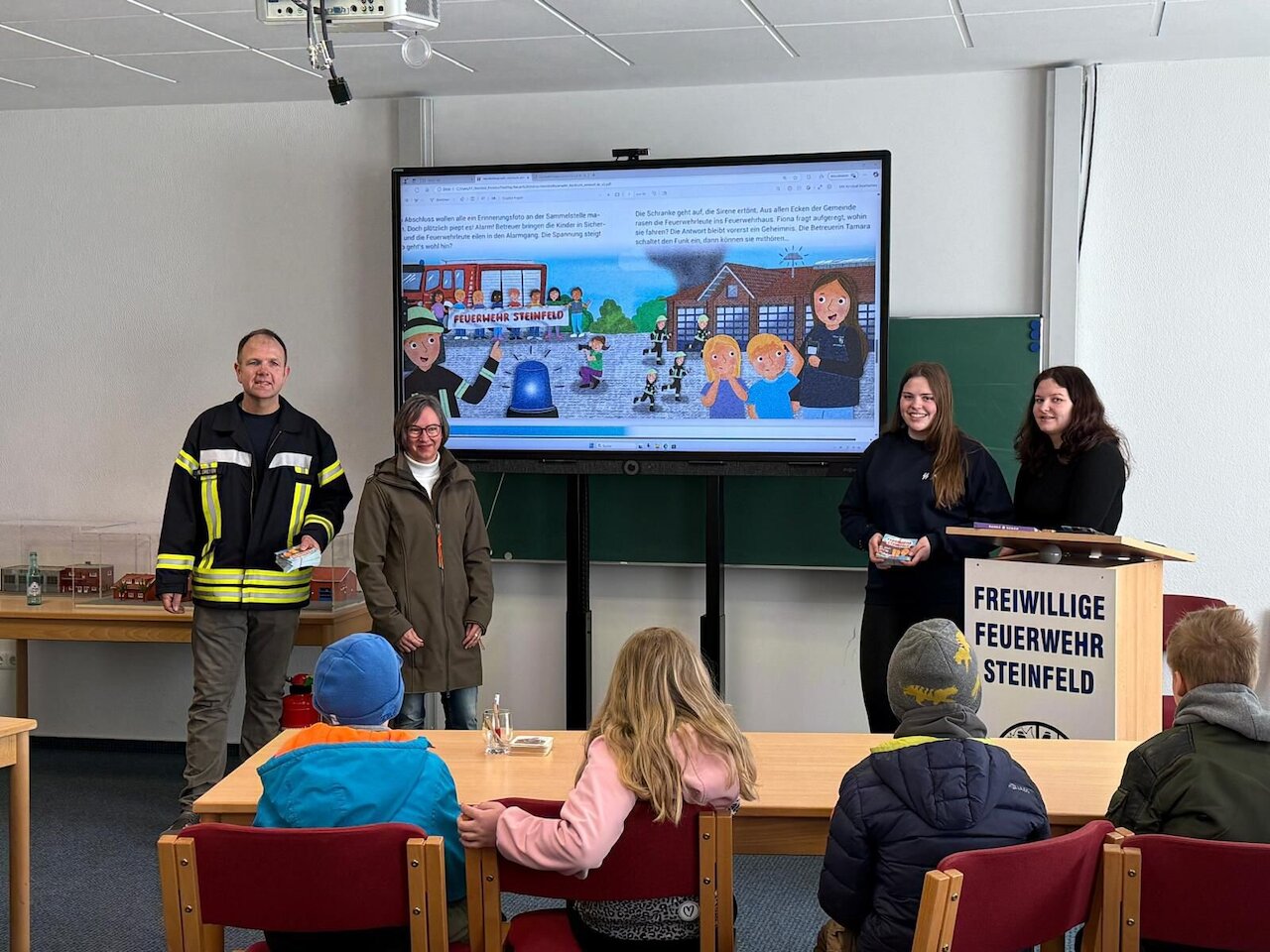 „Feuerwehr hautnah erleben“ – Drittklässler und Kindergartenkinder zu Besuch bei der Feuerwehr Steinfeld Image 1