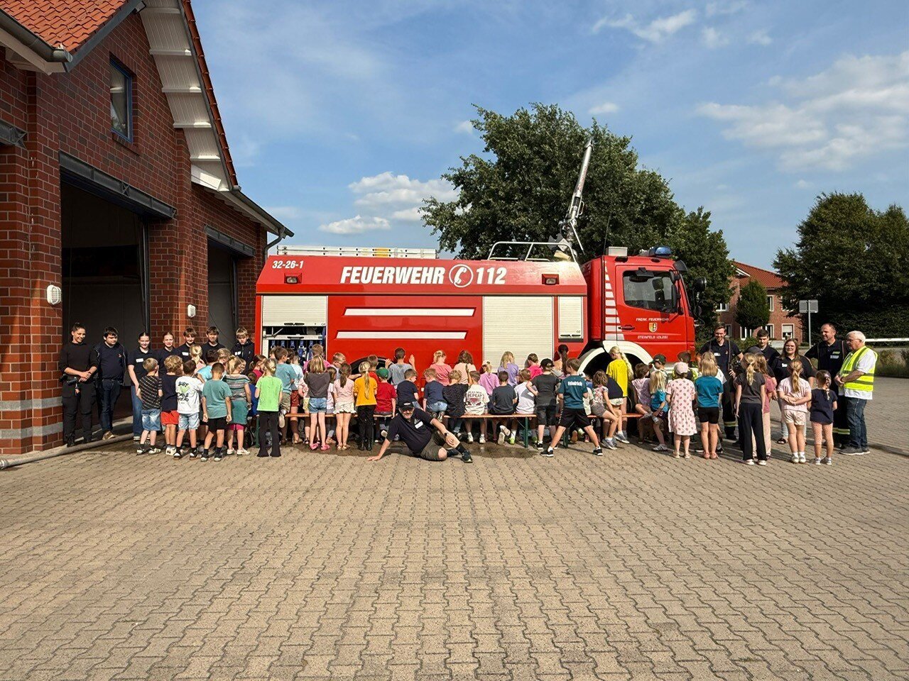 Blaulicht-Action pur bei der Ferienpassaktion der Feuerwehr Steinfeld! 