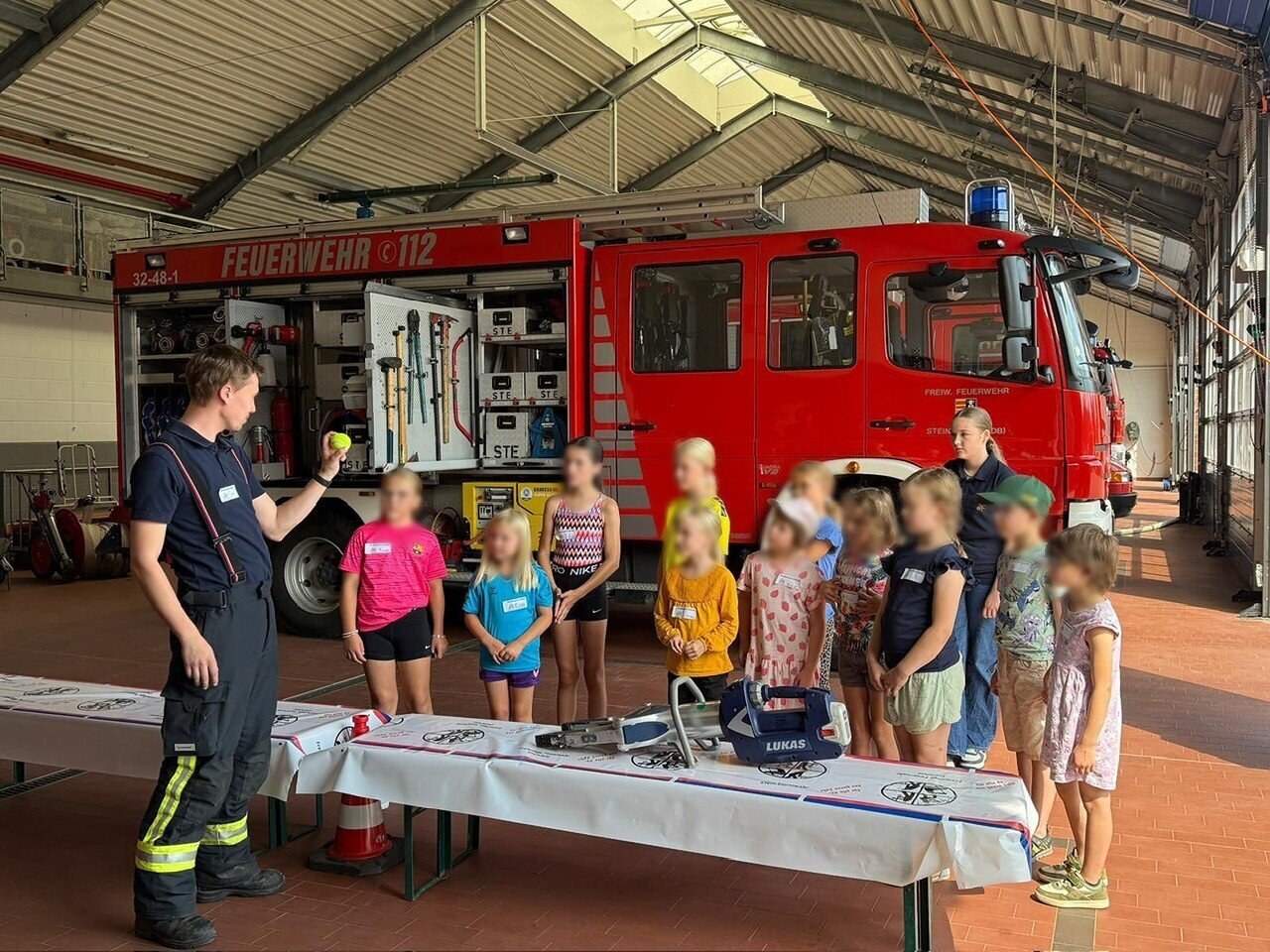 Blaulicht-Action pur bei der Ferienpassaktion der Feuerwehr Steinfeld! Image 2