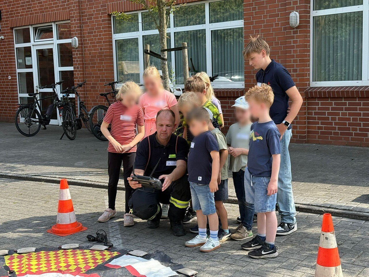 Blaulicht-Action pur bei der Ferienpassaktion der Feuerwehr Steinfeld! Image 3