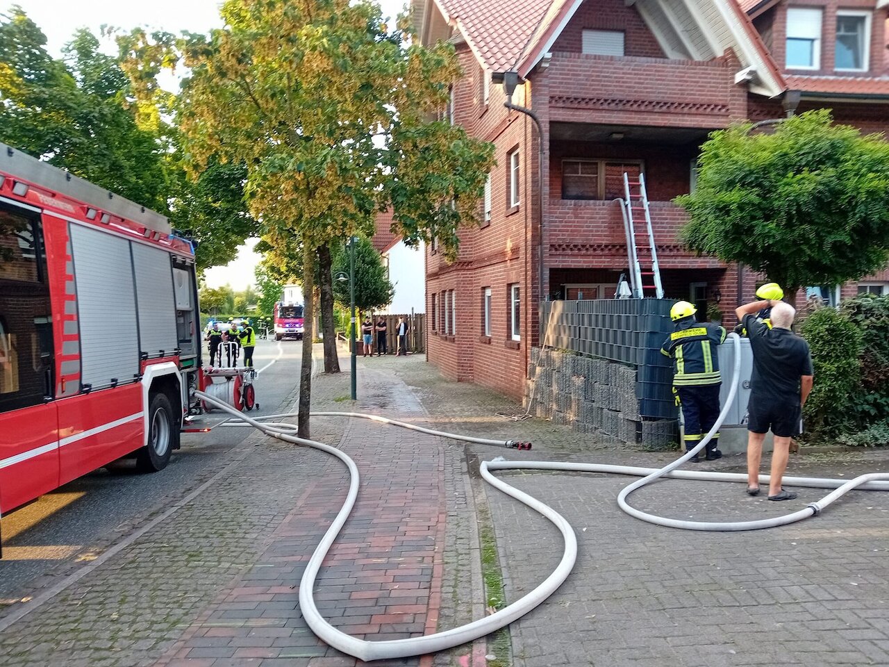 Feuerwehr stoppt Flammen kurz vor Wohnungsübergriff Image 1
