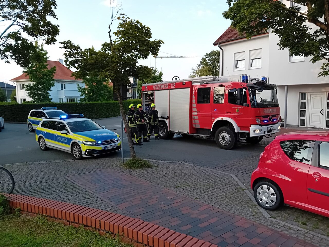 Feuerwehr stoppt Flammen kurz vor Wohnungsübergriff Image 2