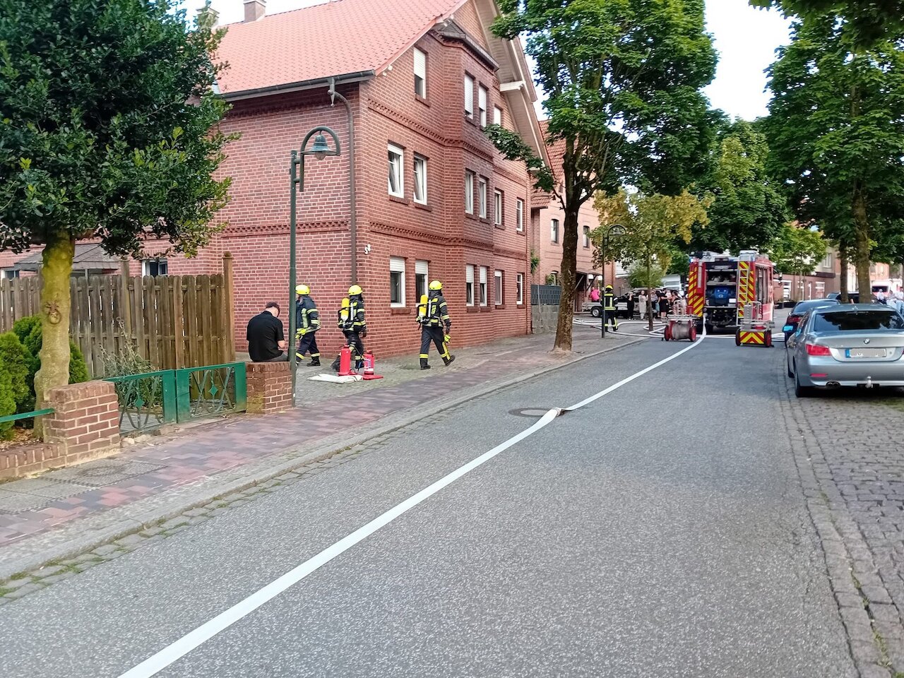 Feuerwehr stoppt Flammen kurz vor Wohnungsübergriff Image 3